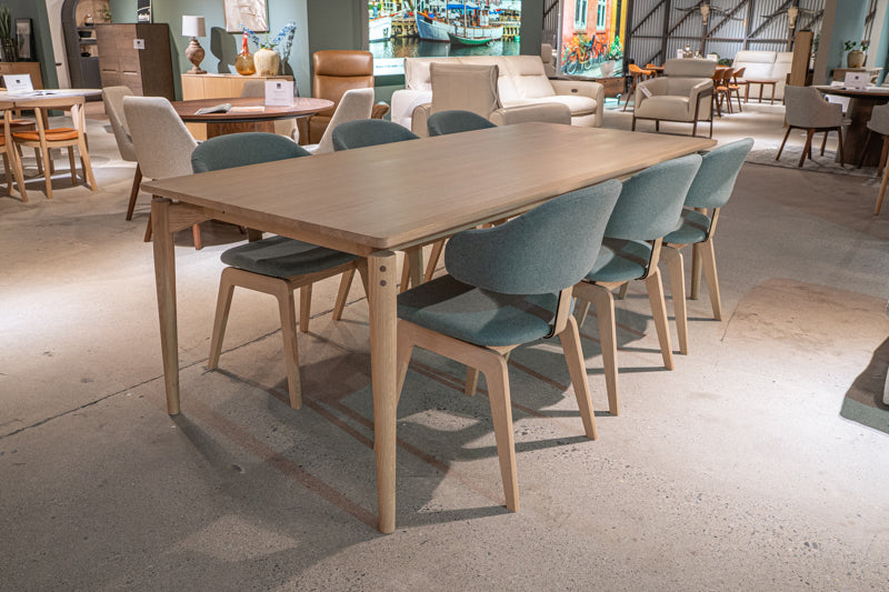 Pbj Danish Design – Aeris ext table and  6 Maior chairs