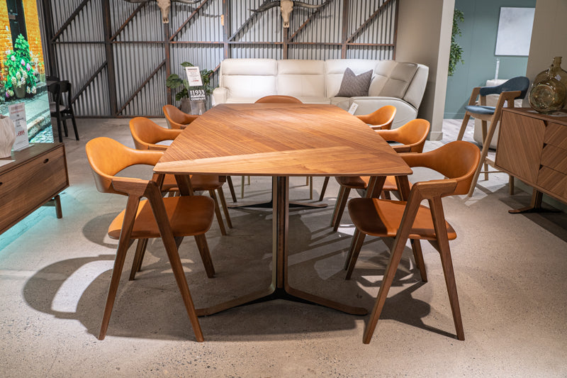 Pbj Danish Design – Fusion ext table with 6 Titan chairs