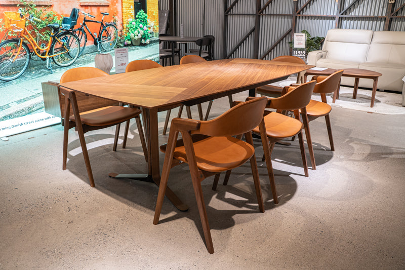 Pbj Danish Design – Fusion ext table with 6 Titan chairs