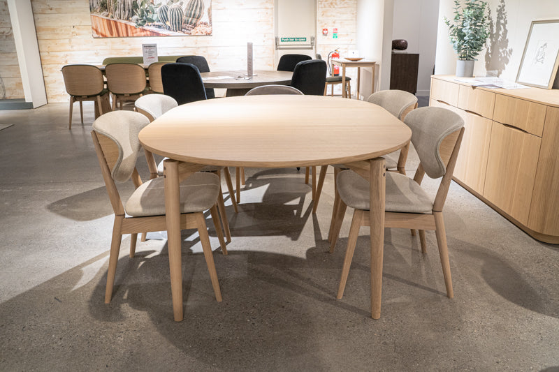 Pbj Danish Design – Aeris round ext table with 4 Cor chairs