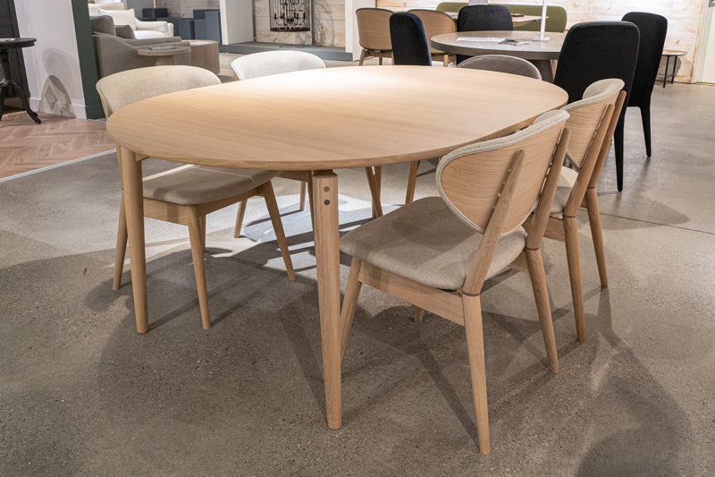 Pbj Danish Design – Aeris round ext table with 4 Cor chairs