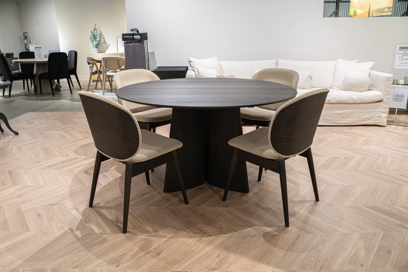 Pbj Danish Design – Collum round ext table with  4 Artus chairs