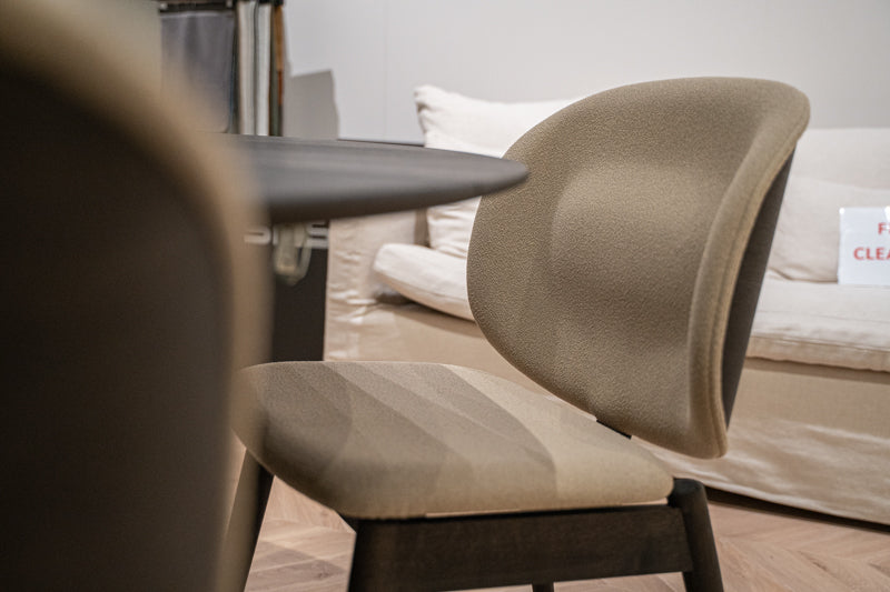 Pbj Danish Design – Collum round ext table with  4 Artus chairs