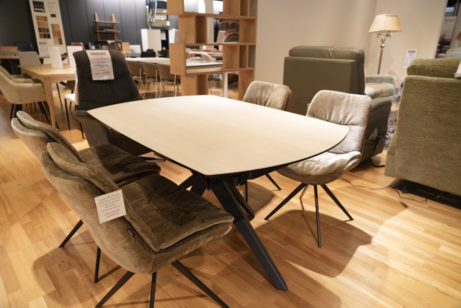 Modulax - Tango Dining Table & 4 Dolce Chairs